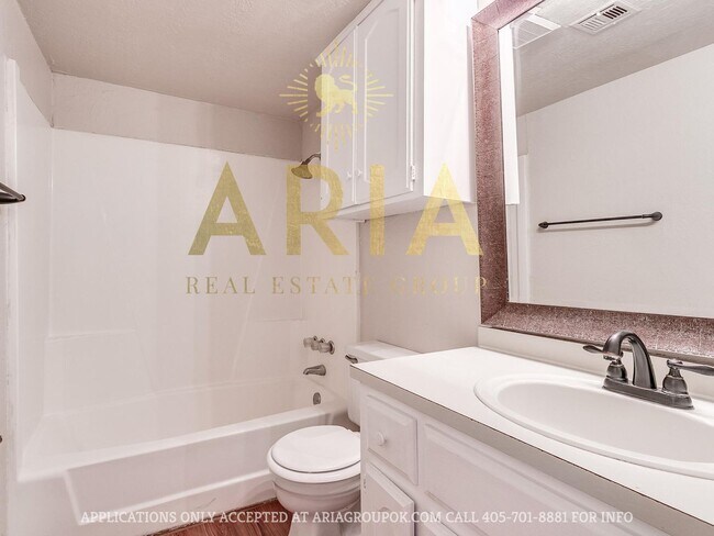 Building Photo - Spacious 2 Bed/1.5 Bath Townhouse in East ...