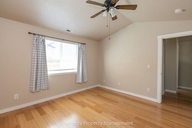 Building Photo - M511