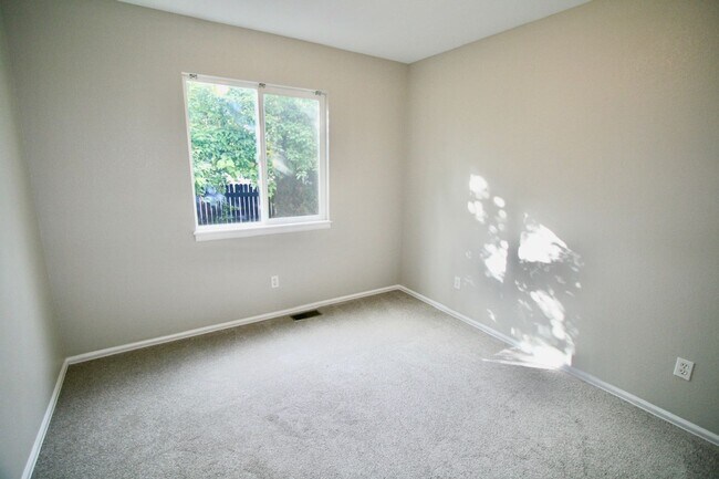 Building Photo - Beautiful 4 Bedroom Ranch Style Home Avail...