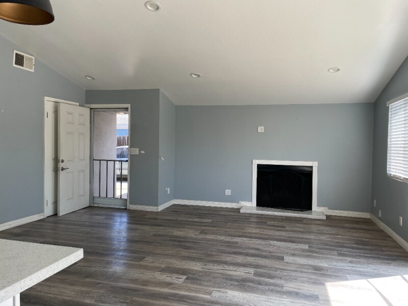 Building Photo - 510 W Woodcrest Ave