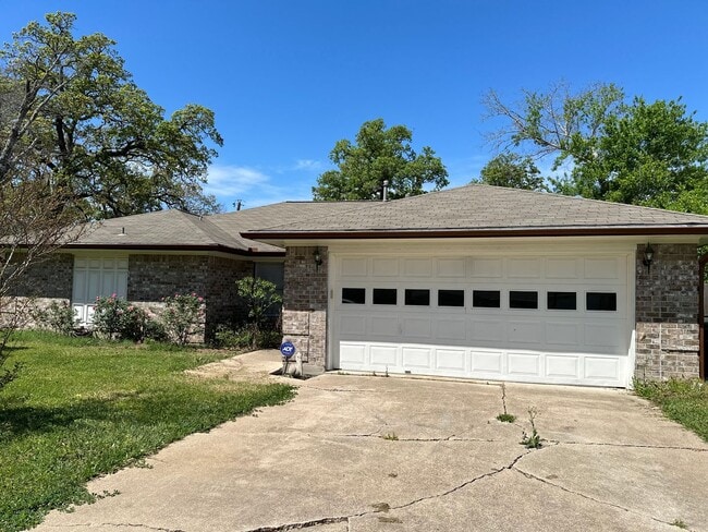 Building Photo - Take a look at this 4 bedroom 2 bath home