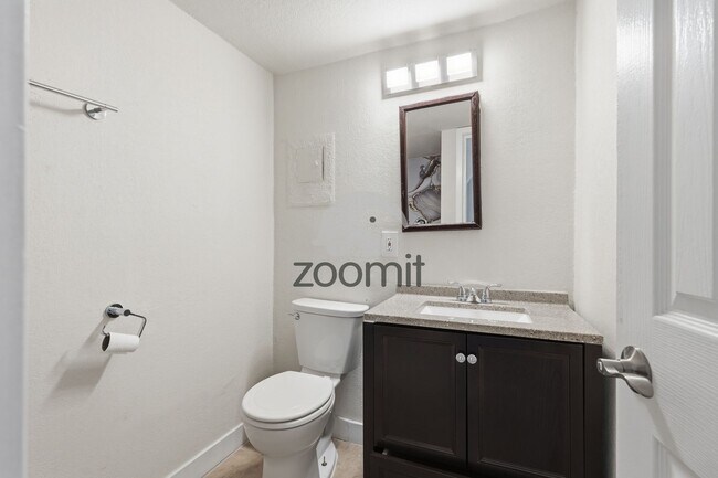 Building Photo - Welcome home to this beautifully updated 3-bedroom, 2-bathroom