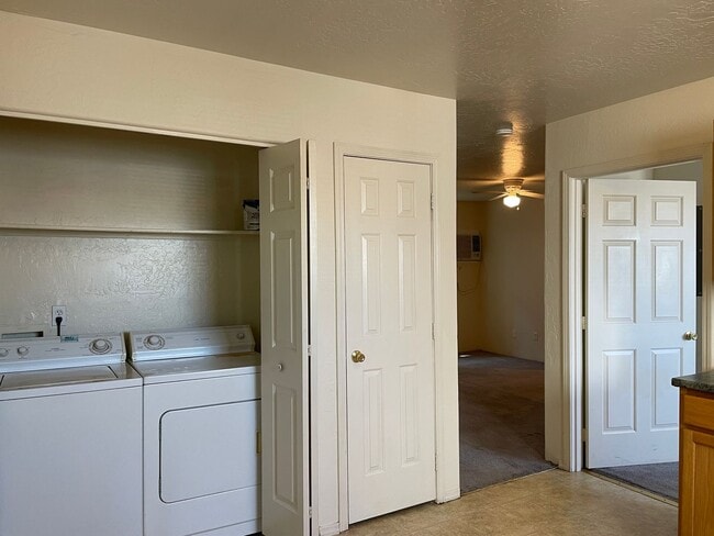 Building Photo - Cute 2 Bedroom 1 Bath Apartment-Centarlly ...