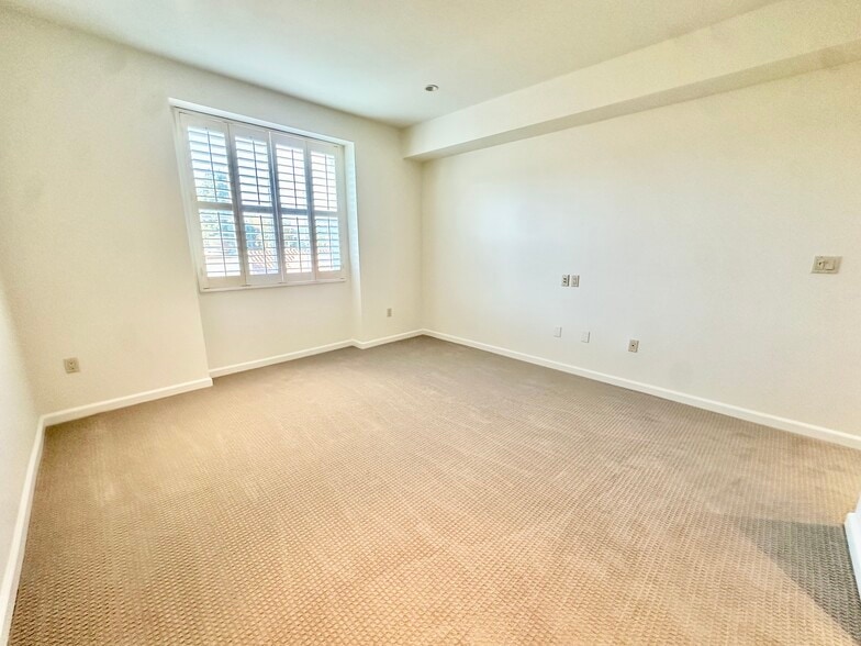 Building Photo - 1625 Granville Ave