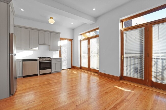 Building Photo - 713 W Wrightwood Ave