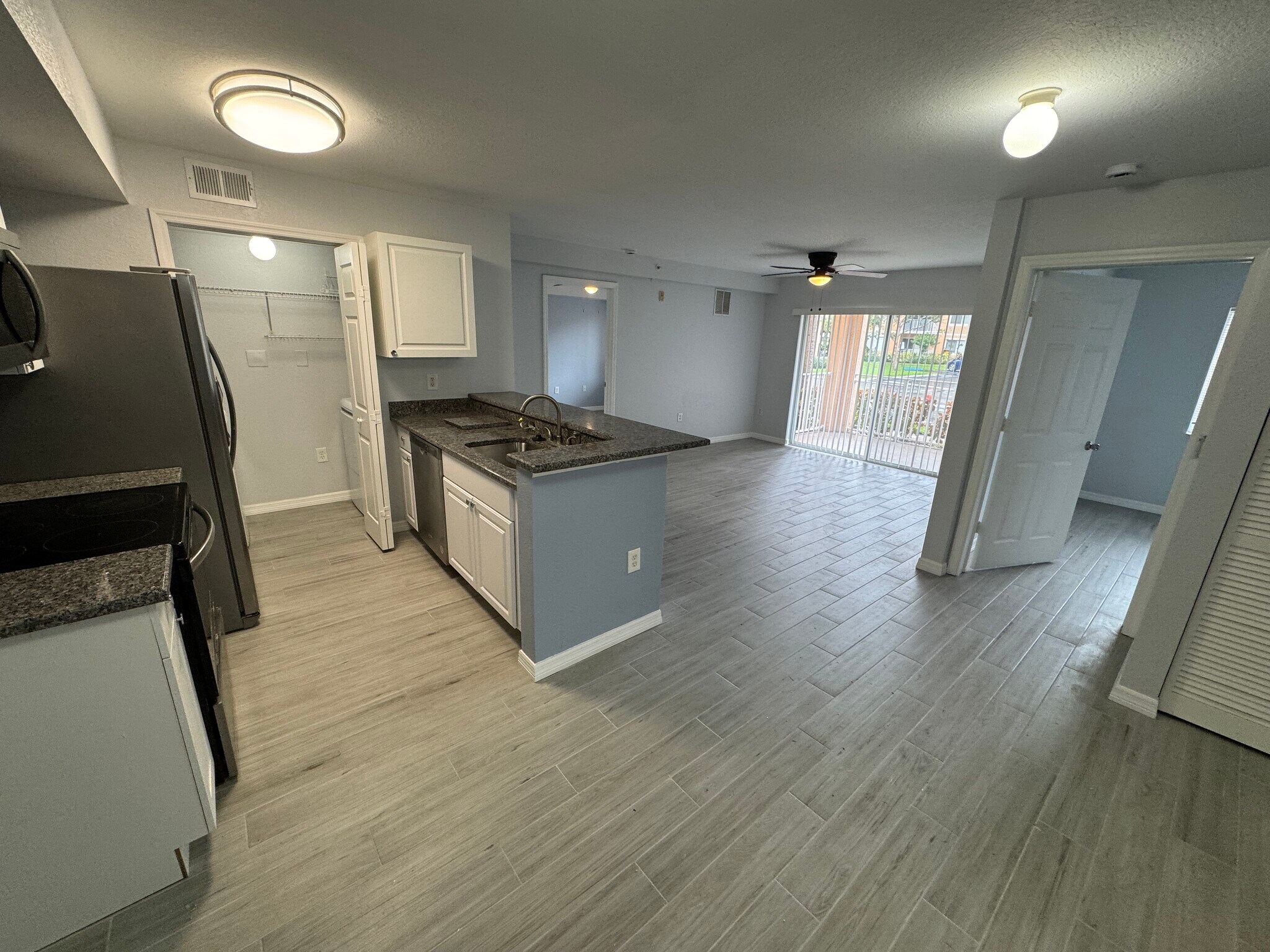 Building Photo - 141 SW Palm Dr