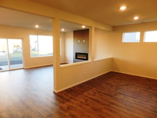 Building Photo - 4Bd/2.5 Ba Two Story Home - Available to View!