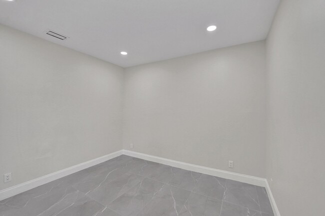 Building Photo - Beautifully Renovated 3BR/2BA Townhome in ...