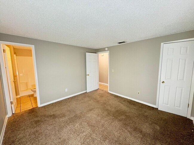 Building Photo - Remodeled 3/2 with huge yard in Sandalwood