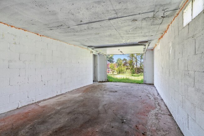 Building Photo - 624 Elm Dr
