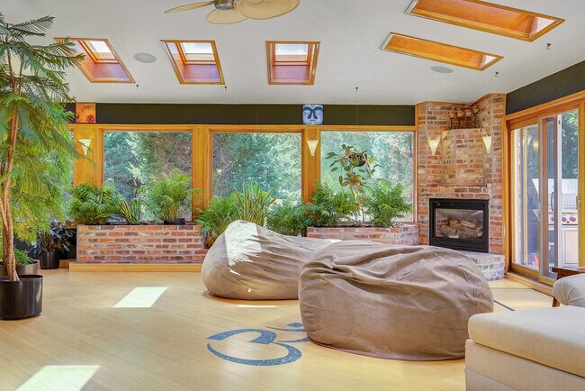 Building Photo - 8280 Queen St