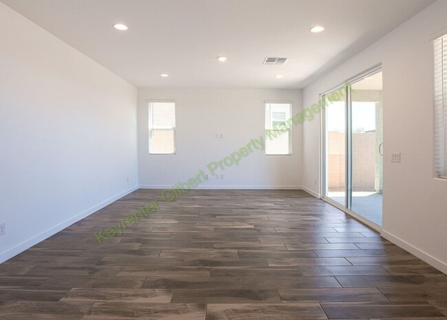 Building Photo - Pet Friendly 5 bed/3 bath in the Hawes Crossing Community of East Mesa