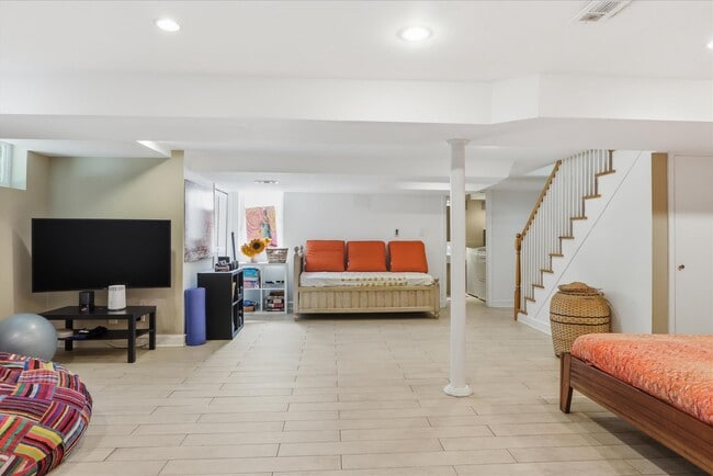 Building Photo - 3221 Coquelin Terrace