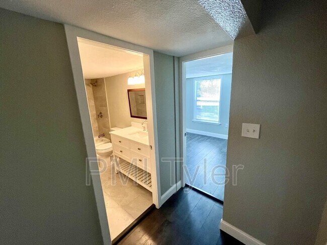 Building Photo - 223 Sunray St