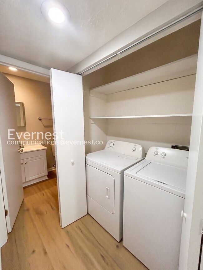 Building Photo - 3 Bed/1.5 Bath Townhome with Off-Street Parking / Available Soon!
