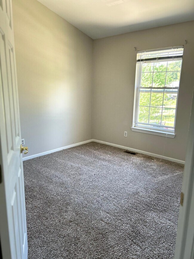 Building Photo - 2738 Birchwood Dr