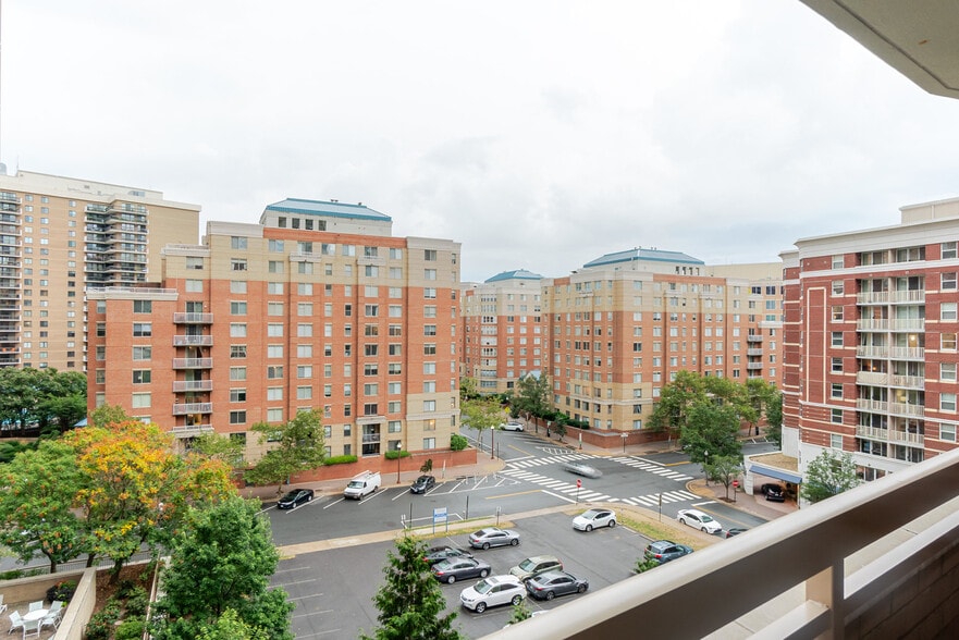 Building Photo - 3900 Fairfax Dr