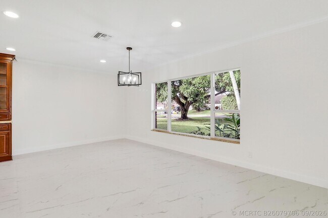 Building Photo - 100 SW 15th Ct