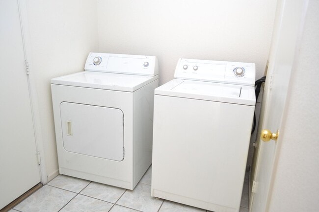 Building Photo - SW - ROOMY 3 BEDROOM 2.5 BATH TOWNHOME - 8...