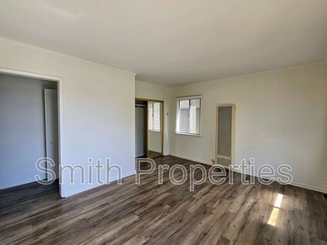 Building Photo - 512 1/2 Manhattan Avenue