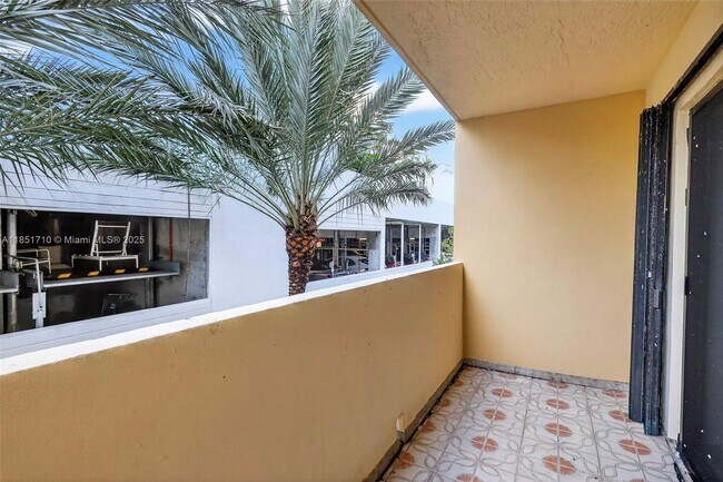 Building Photo - 2924 Collins Ave