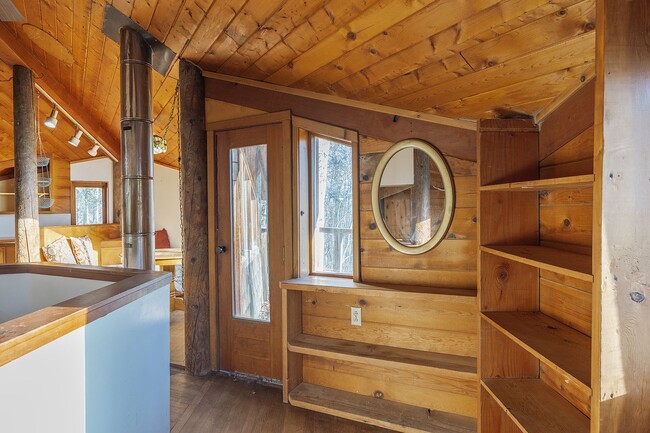 Building Photo - Cozy 2 Bedroom, 1 Bath, With a great Locat...