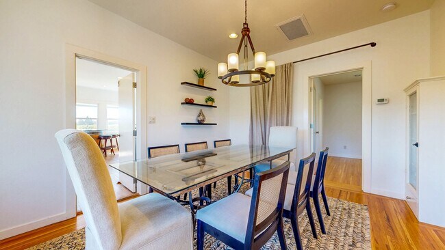 Building Photo - Charming 2 bedroom 1.5 bath plus office ho...