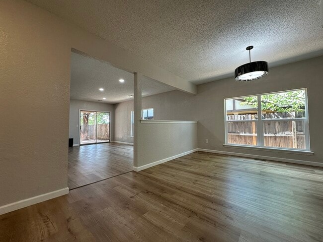 Building Photo - 8915 N Rockwell Dr