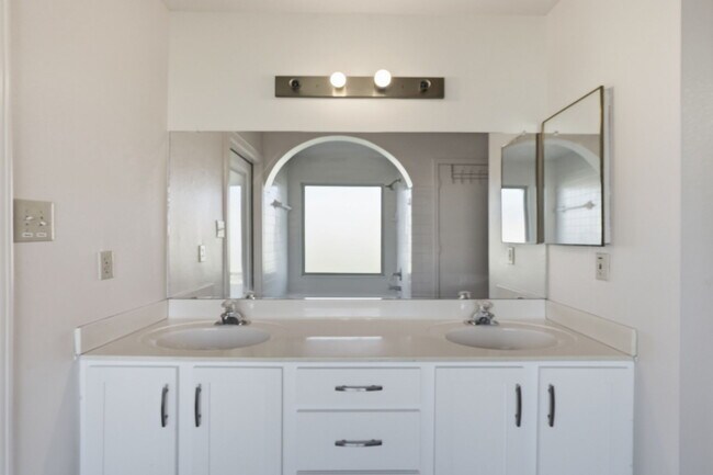 Building Photo - 7016 E Menlo St