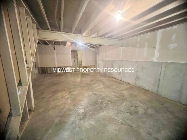 Building Photo - Highly Desired 3 Bd End Unit For Lease