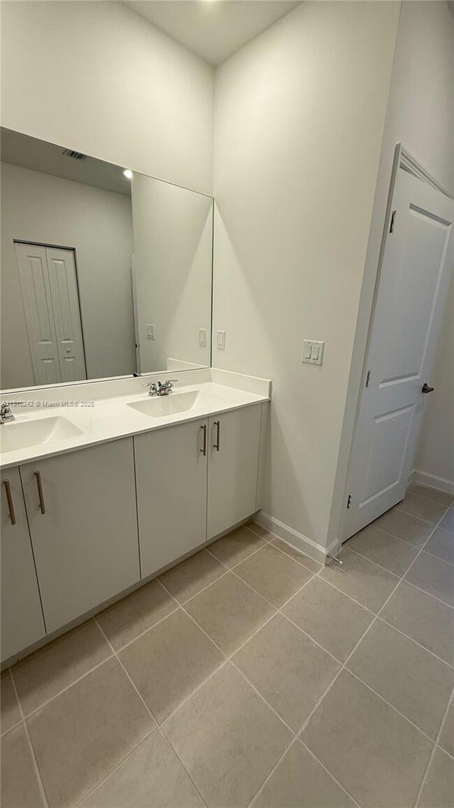 Building Photo - 2984 SE 23rd Ave