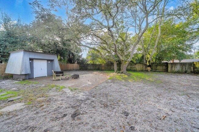 Building Photo - Astounding 4 Bedroom House for Rent!