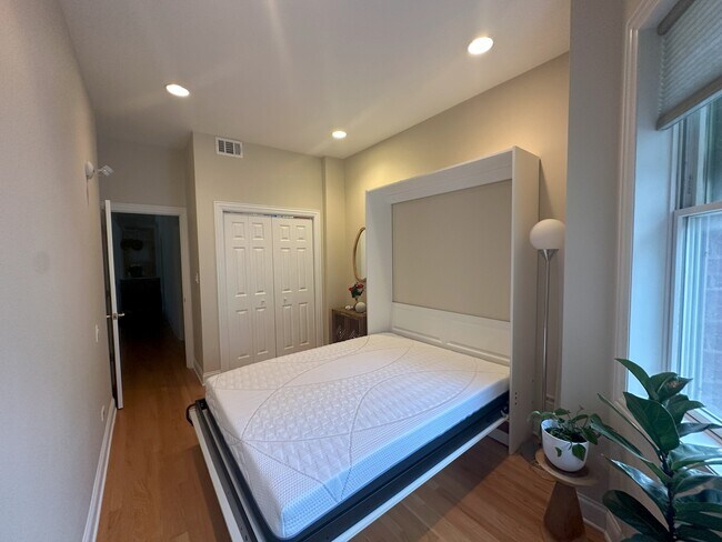 Building Photo - 807 W Buckingham Pl