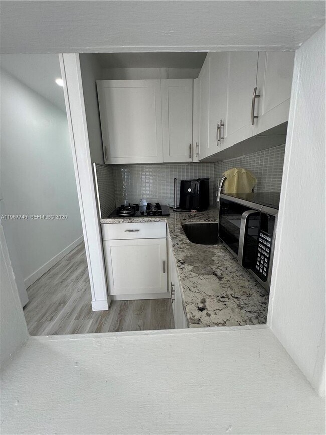 Building Photo - 1300 Lincoln Rd