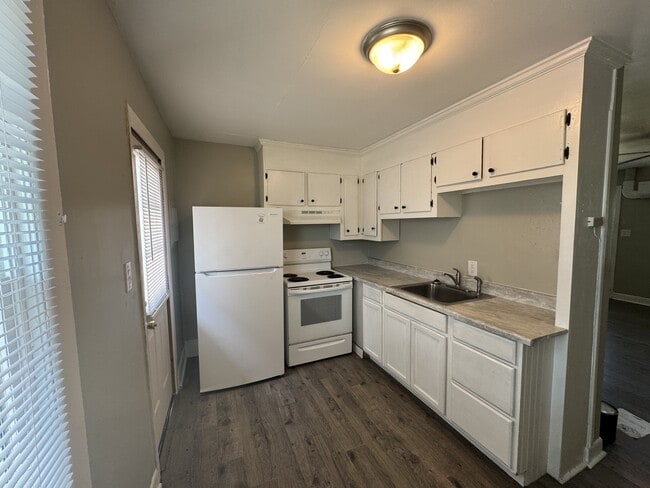 Building Photo - 2101 Montclair Ave