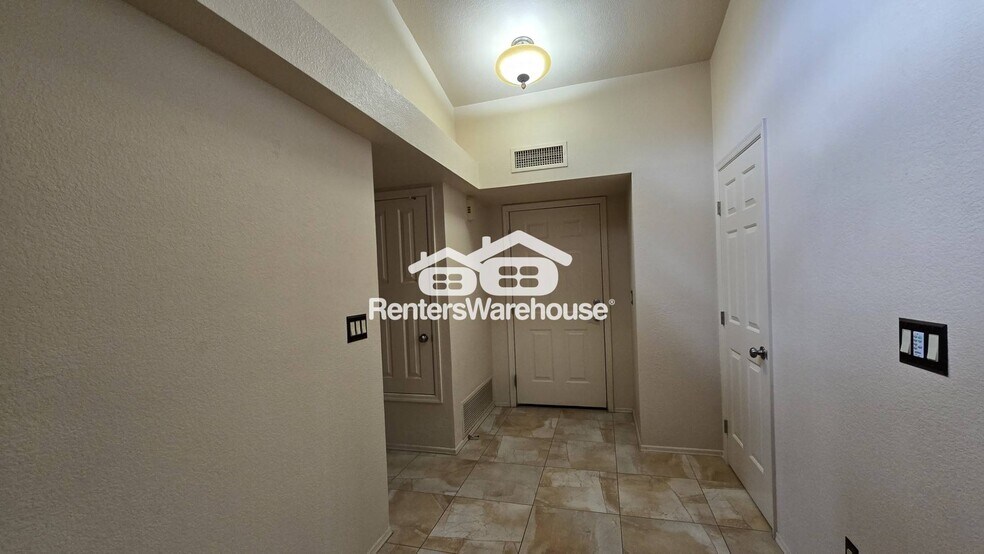 Building Photo - 311 E Suntree St