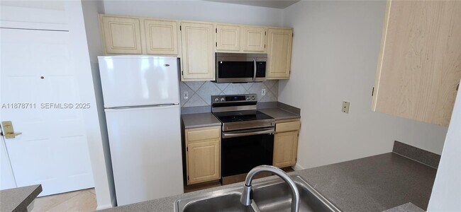 Building Photo - 2665 SW 37th Ave