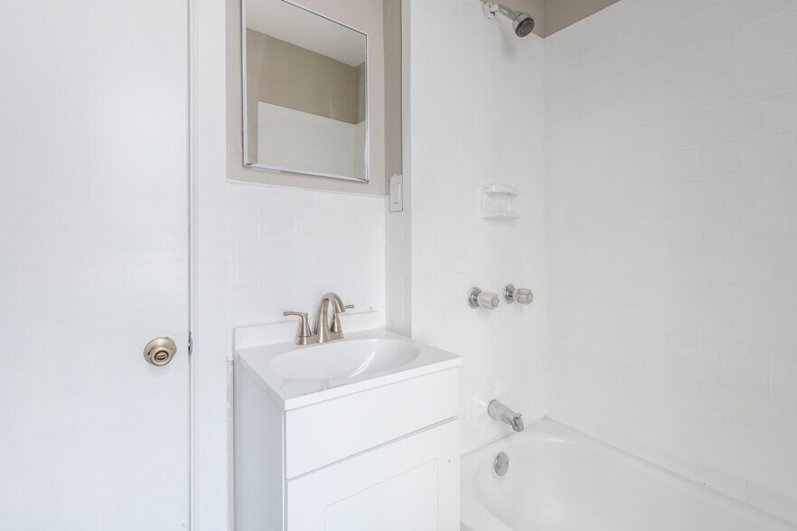 Building Photo - 3400 Reach St