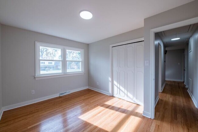 Building Photo - Newly remodeled 3/2.5