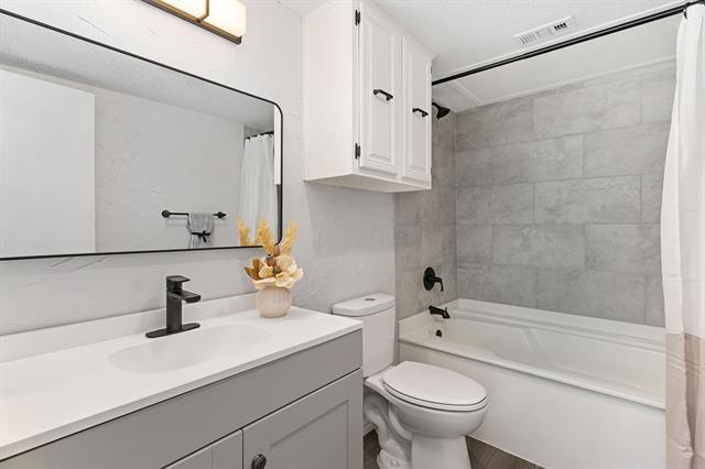 Building Photo - 3550 Country Square Dr