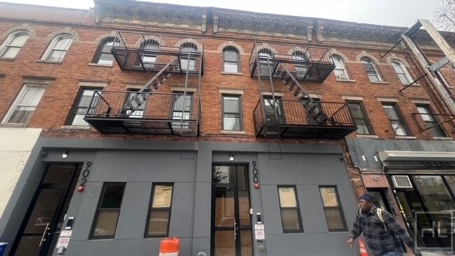 Building Photo - FRESHLY GUT RENOVATED LARGE 1 BEDROOM ROGE...