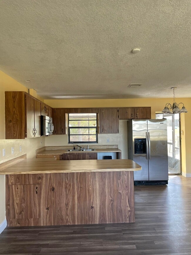 Building Photo - 2-Bedroom and 2-Bathroom house