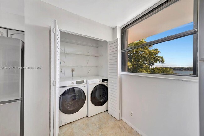 Building Photo - 117 Lake Emerald Dr