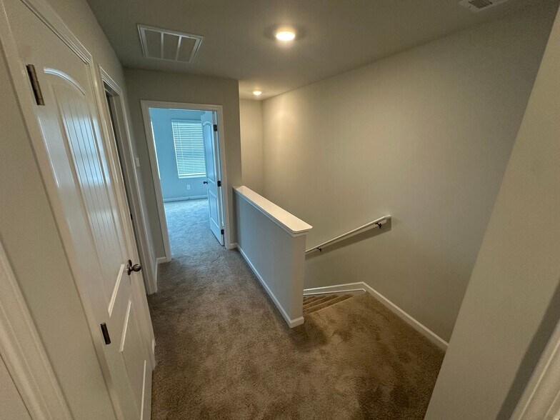 Building Photo - 812 Quinn Dr