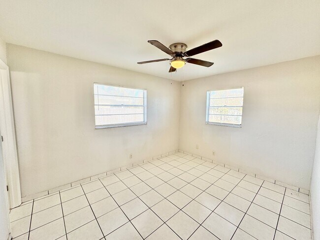Building Photo - ** NAPLES PARK ** 3 BED / 2 BATH ** PET OK...