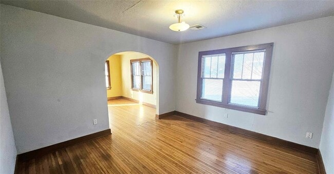 Building Photo - 2429 W Park Pl