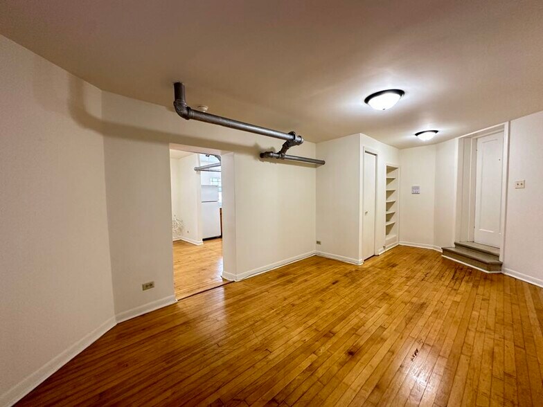 Building Photo - 2629 W Ainslie St