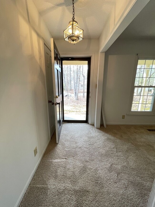 Building Photo - Lovely 3br 2ba home in quiet Chapel Hill neighborhood, walking distance to McDougle Elementary!