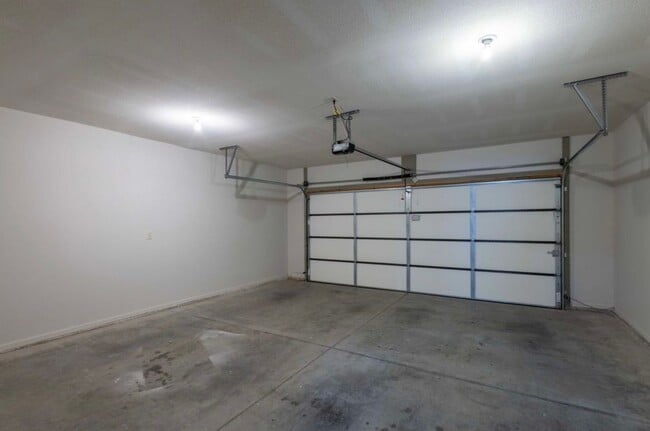 Building Photo - NEW LUXURY 3 BED 2 BATH 2 CAR GARAGE DUPLEX