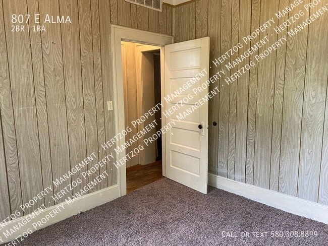 Building Photo - 807 E Alma Ave